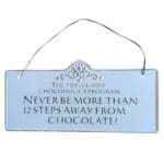 Dekorativ skylt i metall. Hängs enkelt upp med medföljande tråd och blir en personlig och lekfull detalj i köket, skafferiet eller fikahörnan. Bredd 20 cm.