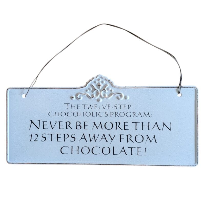 Dekorativ skylt i metall. Hängs enkelt upp med medföljande tråd och blir en personlig och lekfull detalj i köket, skafferiet eller fikahörnan. Bredd 20 cm.