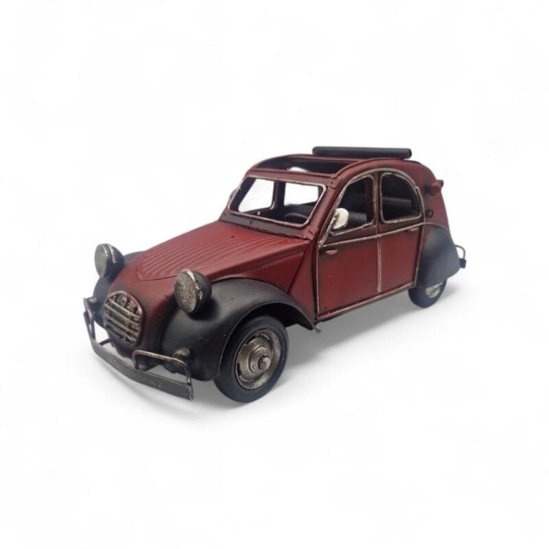 En dekorativ modellbil i plåt inspirerad av den klassiska Citroën 2CV från mitten av 1900-talet. Mått: 28x11x11 cm (LxBxH).