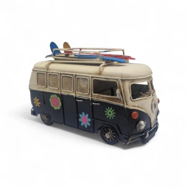 Dekorativ retro VW flower power-/surfbuss i målad plåt som också är en sparbössa med gummipropp i botten. Mått 20x10x11,5 cm (lxbxh).