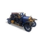 Dekorativ Oldtimer modellbil i plåt med klassiska detaljer och nostalgisk känsla. Passar perfekt som inredningsdetalj i retro eller industriell miljö.