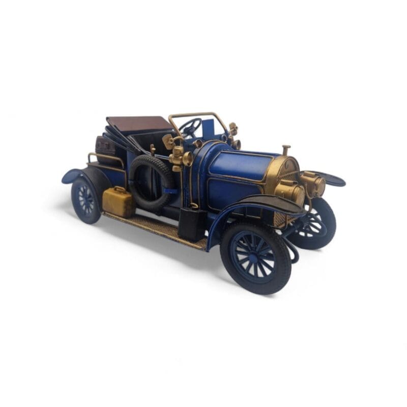 Dekorativ Oldtimer modellbil i plåt med klassiska detaljer och nostalgisk känsla. Passar perfekt som inredningsdetalj i retro eller industriell miljö.