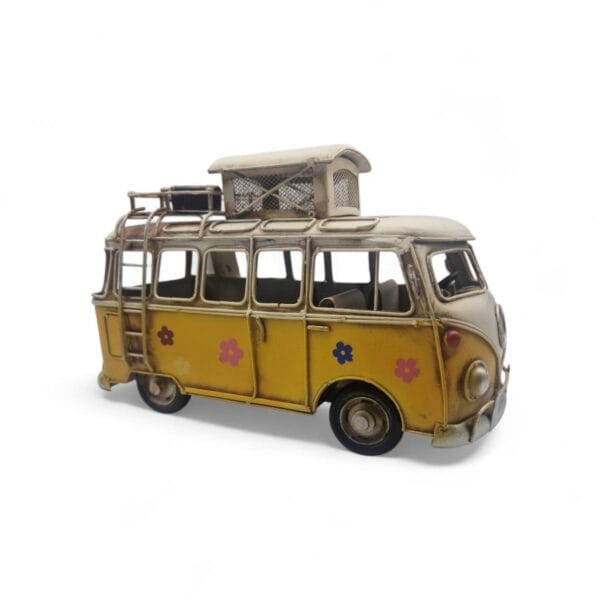 Dekorativ plåtbil i VW-busstil med blommotiv och vintagekänsla. En färgstark inredningsdetalj som passar perfekt i retro eller bohemisk miljö.