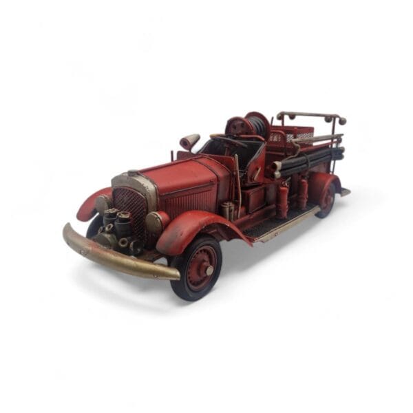 Dekorativ brandbil i plåt med retrokänsla och lätt patinerad finish. En detaljrik inredningsdetalj som passar fint i vintage och klassisk stil.