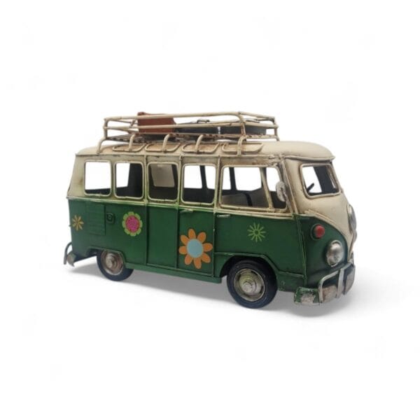 En dekorativ VW buss i klassisk retrostil, inspirerad av 60-talets ikoniska flower powerbussar. Mått 28x14x16 cm (lxbxh).