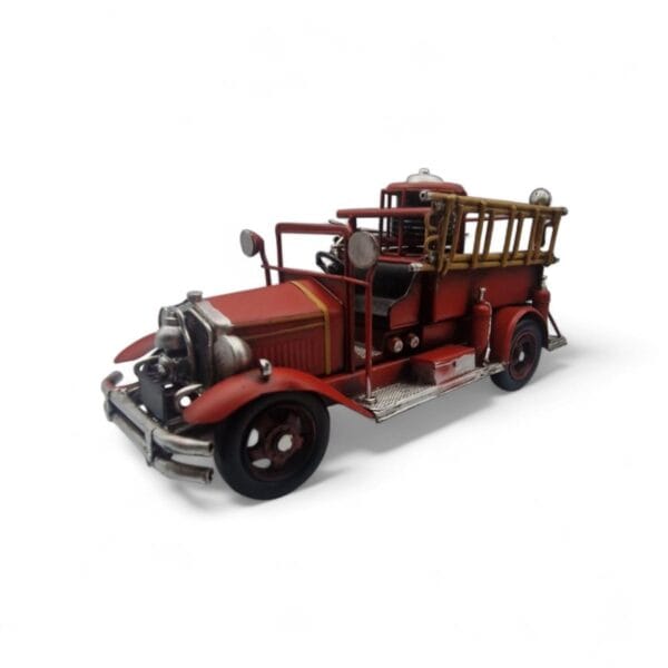 En dekorativ retrobrandbil i plåt med tydlig inspiration från 1920–30-talets utryckningsfordon. Mått 36,5x14x19 cm (lxbxh).