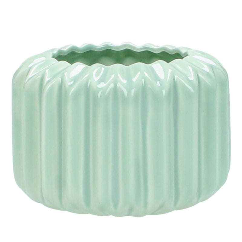 Tre dekorativa keramikvaser i grönt med räfflad yta och tre olika former. Perfekta för en liten kvist på hylla, bord eller i fönster. Höjd 5,5-9 cm.