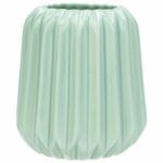 Tre dekorativa keramikvaser i grönt med räfflad yta och tre olika former. Perfekta för en liten kvist på hylla, bord eller i fönster. Höjd 5,5-9 cm.