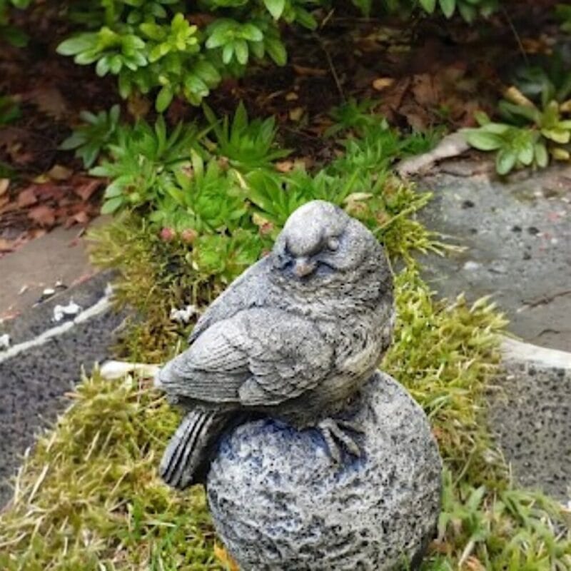 Handgjuten fågel i betong med naturtrogen utformning och detaljer som gör den till ett blickfång i tex trädgården eller växthuset. Höjd 14 cm.