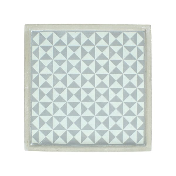 Fat i betong 30×30 cm med grafiskt mönster. Rått och rustikt uttryck, perfekt för blockljus, krukor och dekorationer. Varje exemplar unikt.