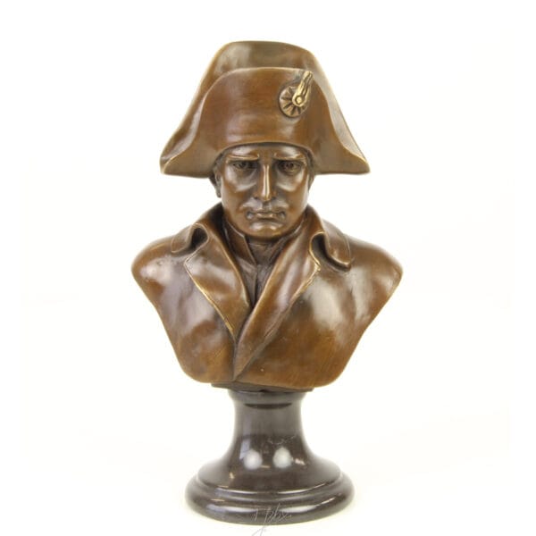 Dekorativ byst i brons 25 cm med motiv av Napoleon, utformad med klassiska detaljer som ger ett uttryck med tydlig historisk karaktär.