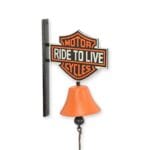Ringklocka i bemålat gjutjärn med “Ride to Live”-motiv. Passar perfekt i garage, barhörna eller entré. Monteras på vägg. Höjd 34 cm.