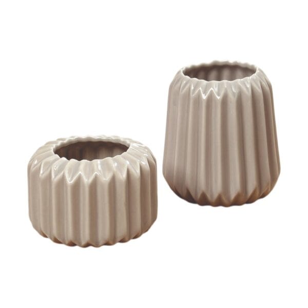 Två dekorativa keramikvaser i beige med räfflad yta och olika former. Perfekta för en liten kvist på hylla, bord eller i fönster. Höjd 5,5-9 cm.