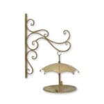 Väggmonterat fågelbad i antikbehandlad metall med ett skyddande paraply för skugga. Fungerar även som matstation på vintern. Enkel montering.