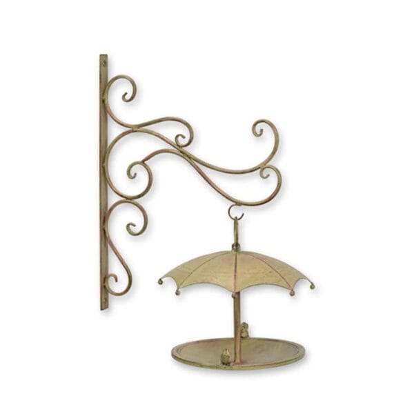 Väggmonterat fågelbad i antikbehandlad metall med ett skyddande paraply för skugga. Fungerar även som matstation på vintern. Enkel montering.