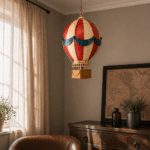 Dekorativ luftballong i plåt med klassiska ränder. Hängande modell som tillför höjd och karaktär, en fin detalj för hylla eller hörn i hemmet.