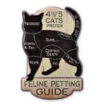 Plåtskylt med humoristiskt kattmotiv och texten Feline Petting Guide. Dekorativ skylt 44,5 cm i präglad plåt som ger väggen en lekfull och personlig känsla.