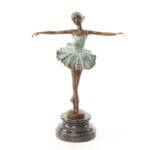 Elegant ballerina i brons med patinerad klänning och mörk sockel. En dekorativ skulptur som passar fint på bord, hylla eller byrå i hemmet.