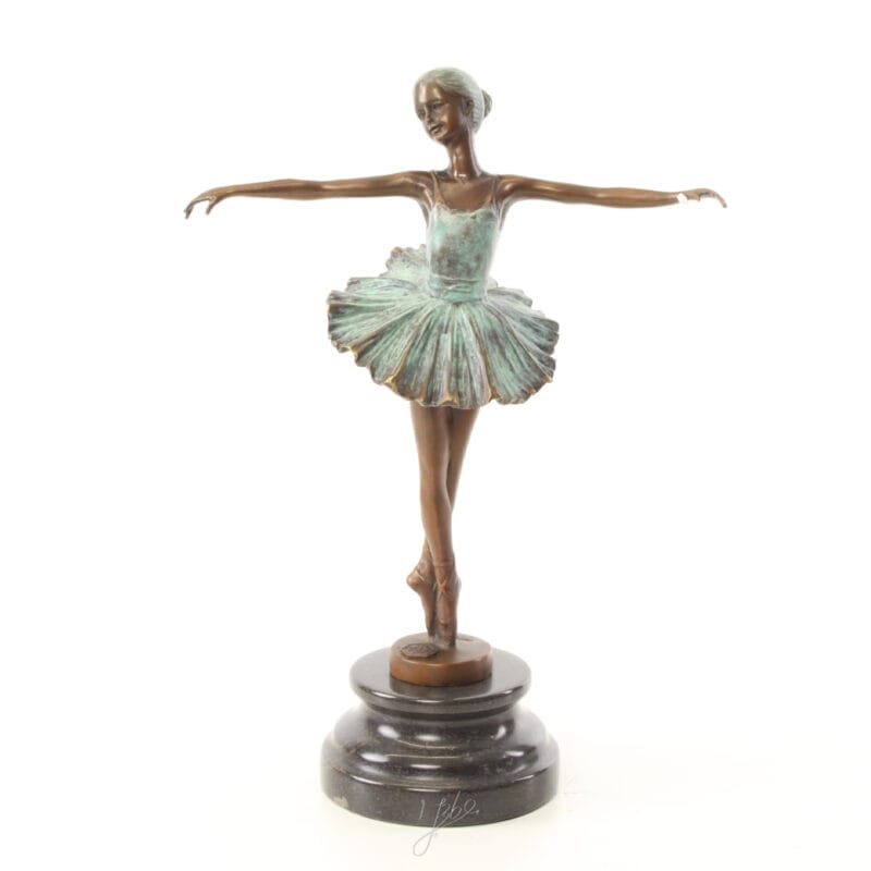 Elegant ballerina i brons med patinerad klänning och mörk sockel. En dekorativ skulptur som passar fint på bord, hylla eller byrå i hemmet.