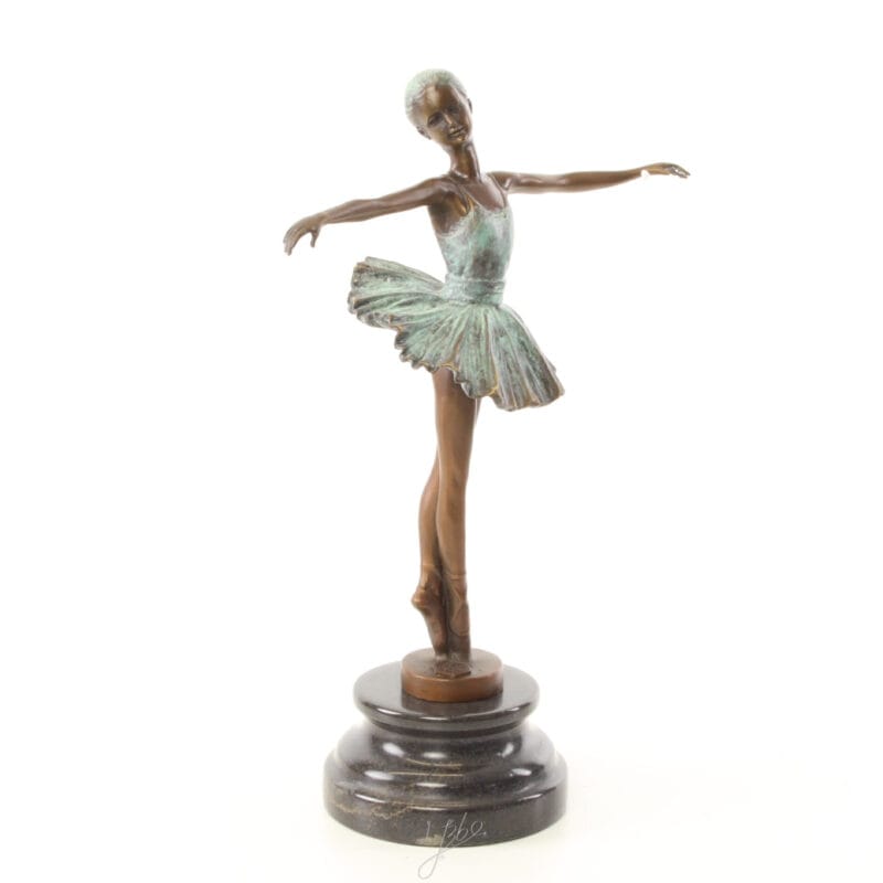 Elegant ballerina i brons med patinerad klänning och mörk sockel. En dekorativ skulptur som passar fint på bord, hylla eller byrå i hemmet.