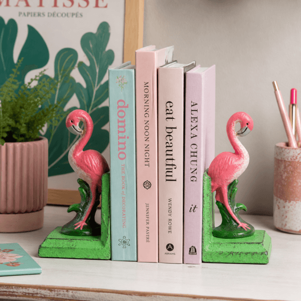 Bokstöd flamingo i gjutjärn som säljs i par. Färgstark och stabil lösning som håller böcker på plats och livar upp rummet med lekfull design.
