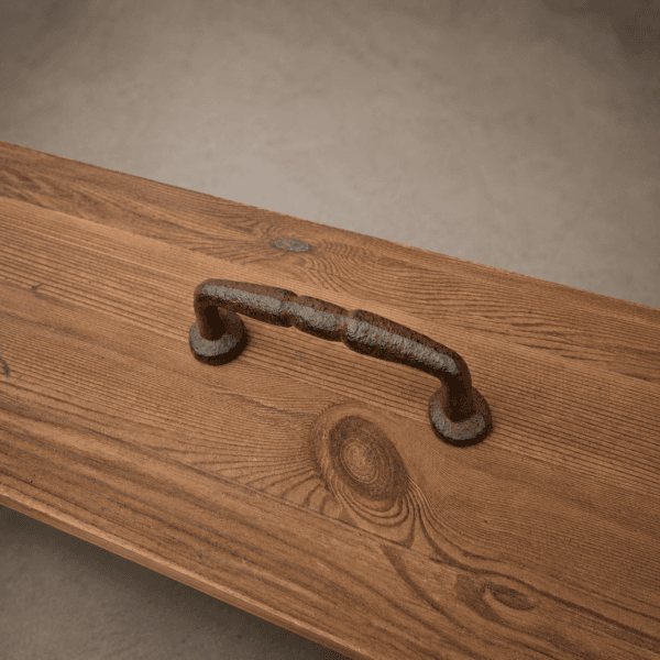 Draghandtag i gjutjärn med rustik finish. Monteras från baksidan för ett rent uttryck. Mått 12 x 2 x 4,5 cm. Perfekt till lådor och skåp.