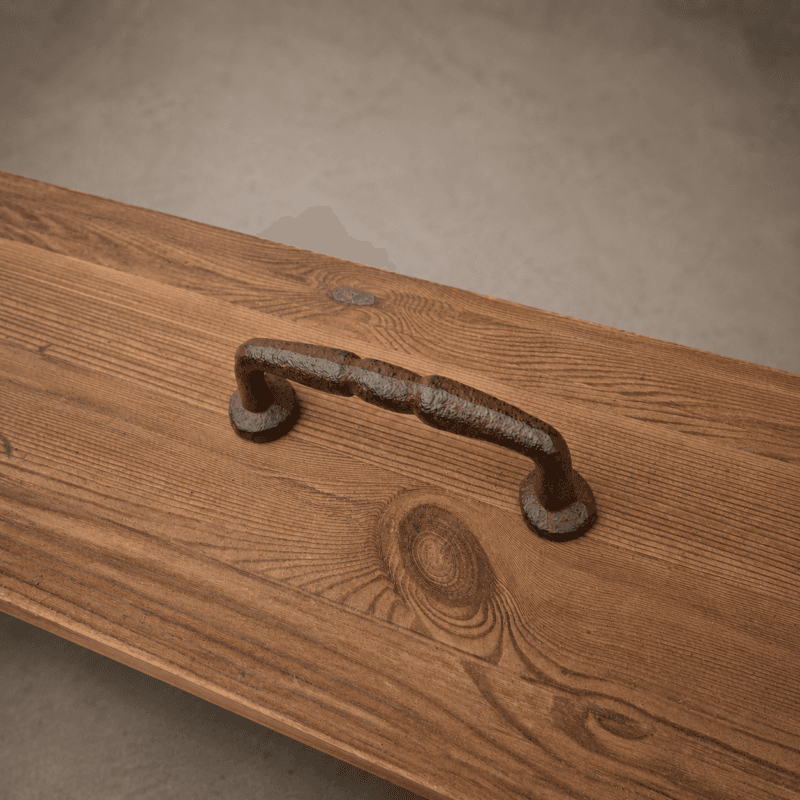 Draghandtag i gjutjärn med rustik finish. Monteras från baksidan för ett rent uttryck. Mått 12 x 2 x 4,5 cm. Perfekt till lådor och skåp.