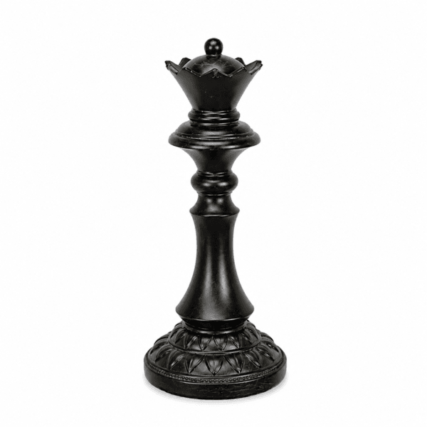 Dekorativ schackpjäs föreställande drottningen i svart polyresin. Elegant design med klassiska former och dekorativ krona.