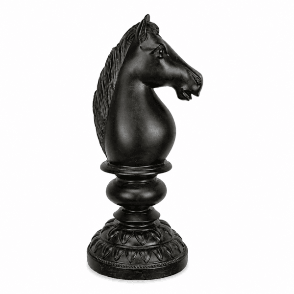 Dekorativ schackpjäs föreställande en springare i svart resin. Elegant hästmotiv med klassiska former och dekorativ bas, höjd 33 cm.