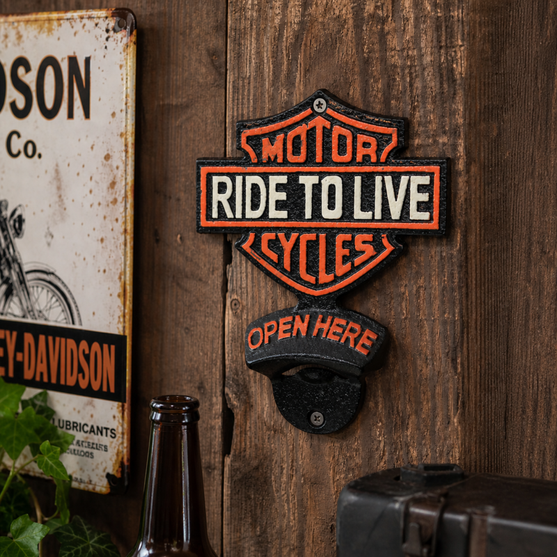 Väggmonterad kapsylöppnare i gjutjärn med Ride to Live motiv. Praktisk och dekorativ detalj i svart och orange för garage, bar eller uteplats.