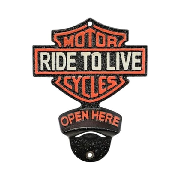 Väggmonterad kapsylöppnare i gjutjärn med Ride to Live motiv. Praktisk och dekorativ detalj i svart och orange för garage, bar eller uteplats.