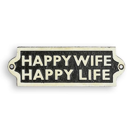 Skylt i gjutjärn med texten “Happy Wife Happy Life” i vintage stil. Dekorativ och humoristisk detalj med rustik känsla och klassiskt uttryck.