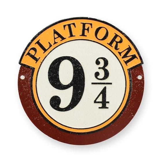 Platform 9 3/4 skylt i gjutjärn inspirerad av Harry Potter. Dekorativ väggplakett för hobbyrum, spelrum och magisk vintageinredning.