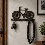 Hängare i gjutjärn formad som en cykel med fyra krokar för nycklar och småförvaring. Rustik och dekorativ detalj till hall, garage eller entré.