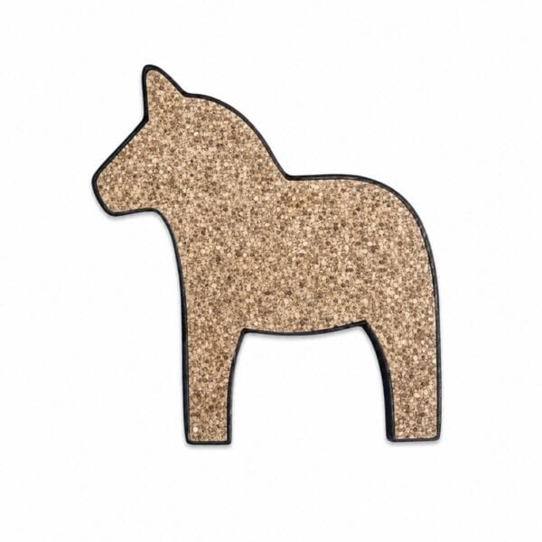 Underlägg i kork, lätt och tåligt och skyddar bord och bänkskivor mot värme, fukt och repor. Hantverk designat och tillverkat i Rättvik Sverige.