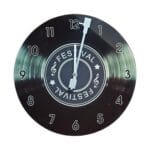 Väggklocka i glas med motiv av en klassisk vinylskiva. Visare inspirerade av tonarmen på en skivspelare ger klockan ett musikaliskt uttryck. Diameter 34 cm.
