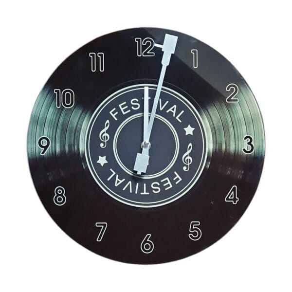 Väggklocka i glas med motiv av en klassisk vinylskiva. Visare inspirerade av tonarmen på en skivspelare ger klockan ett musikaliskt uttryck. Diameter 34 cm.