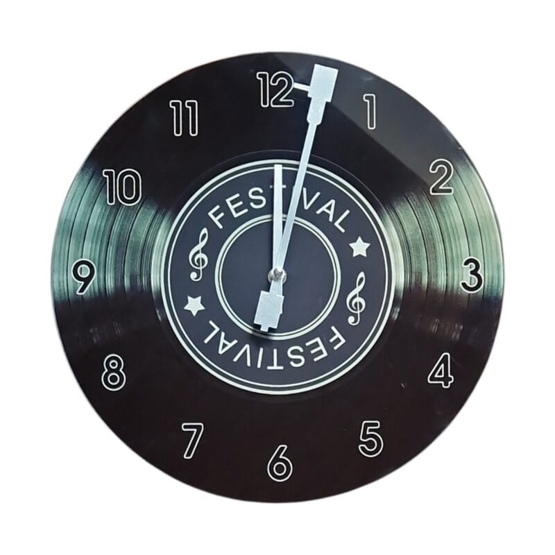 Väggklocka i glas med motiv av en klassisk vinylskiva. Visare inspirerade av tonarmen på en skivspelare ger klockan ett musikaliskt uttryck. Diameter 34 cm.