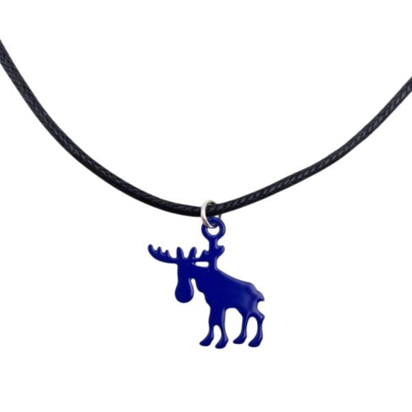 Halsband i läder med hänge i järn i form av en älg, den inofficiella nationalsymbolen för Sverige och en stolt representant för svensk vildmark och natur. Den enkla siluetten gör att det passar lika fint till vardags som till fest, och den lätta designen gör det bekvämt att bära hela dagen. Ett charmigt smycke för dig eller en bra present till den som uppskattar svensk design och tidlös formgivning. Hänget är 22 mm högt. Hantverk designat och tillverkat i Rättvik Sverige.