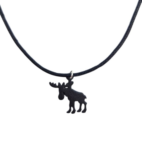 Halsband i läder med hänge i järn i form av en älg, den inofficiella nationalsymbolen för Sverige och en stolt representant för svensk vildmark och natur. Den enkla siluetten gör att det passar lika fint till vardags som till fest, och den lätta designen gör det bekvämt att bära hela dagen. Ett charmigt smycke för dig eller en bra present till den som uppskattar svensk design och tidlös formgivning. Hänget är 22 mm högt. Hantverk designat och tillverkat i Rättvik Sverige.