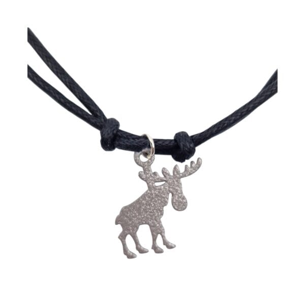 Halsband i läder med hänge i järn i form av en älg, den inofficiella nationalsymbolen för Sverige och en stolt representant för svensk vildmark och natur. Den enkla siluetten gör att det passar lika fint till vardags som till fest, och den lätta designen gör det bekvämt att bära hela dagen. Ett charmigt smycke för dig eller en bra present till den som uppskattar svensk design och tidlös formgivning. Hänget är 22 mm högt. Hantverk designat och tillverkat i Rättvik Sverige.