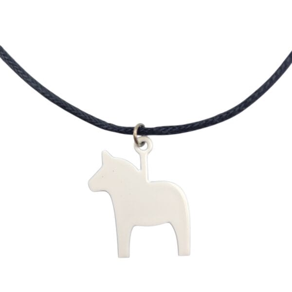 Halsband i läder med hänge i järn i en klassisk form . Ett charmigt smycke för dig. Hantverk designat och tillverkat i Rättvik Sverige.