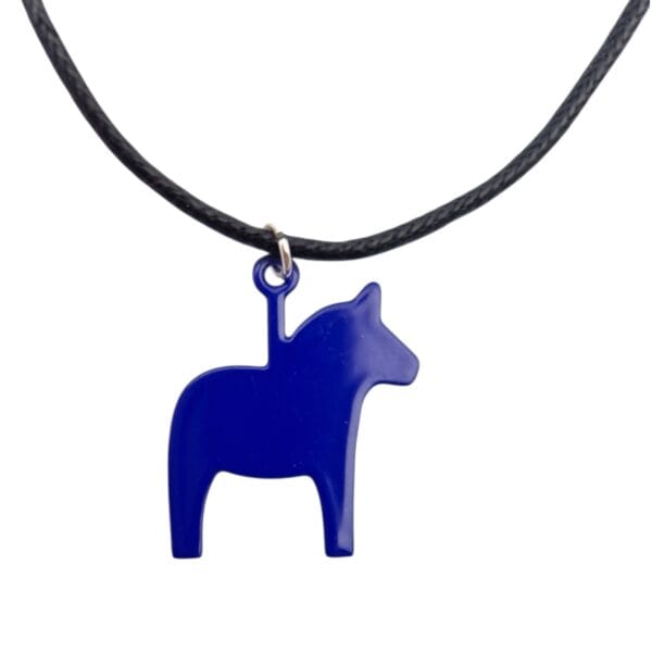 Halsband i läder med hänge i järn i en klassisk form . Ett charmigt smycke för dig. Hantverk designat och tillverkat i Rättvik Sverige.