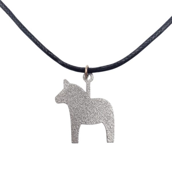 Halsband i läder med hänge i järn i en klassisk form . Ett charmigt smycke för dig. Hantverk designat och tillverkat i Rättvik Sverige.