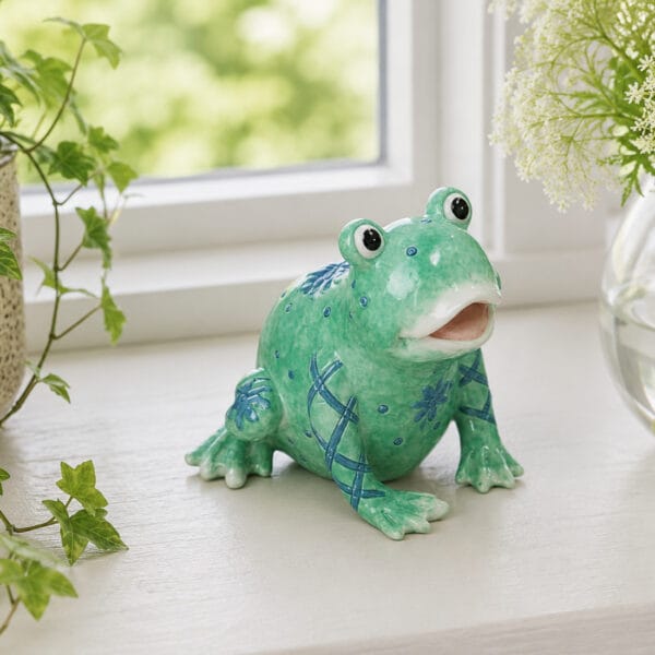Dekorativ groda i polyresin med blommotiv och fina detaljer. Ett charmigt blickfång som passar fint i fönster, på hylla eller tillsammans med växter.