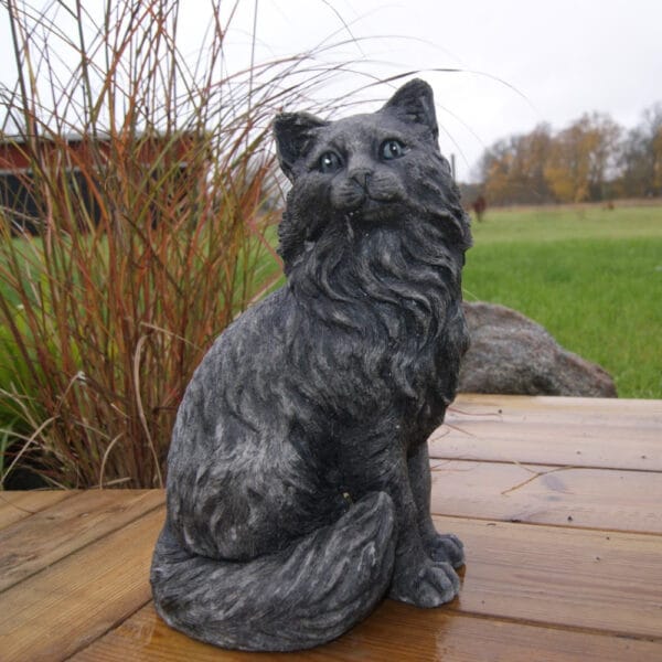 Handgjuten långhårig katt i betong 27 cm med naturtrogen utformning och vackra detaljer. En charmig trädgårdsfigur som passar fint vid entrén.
