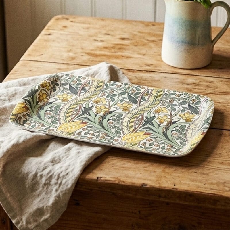 LP90431 Bricka i melamin med William Morris-mönster. Dekorativ och praktisk bricka med rikt, detaljrikt motiv. Perfekt för servering.
