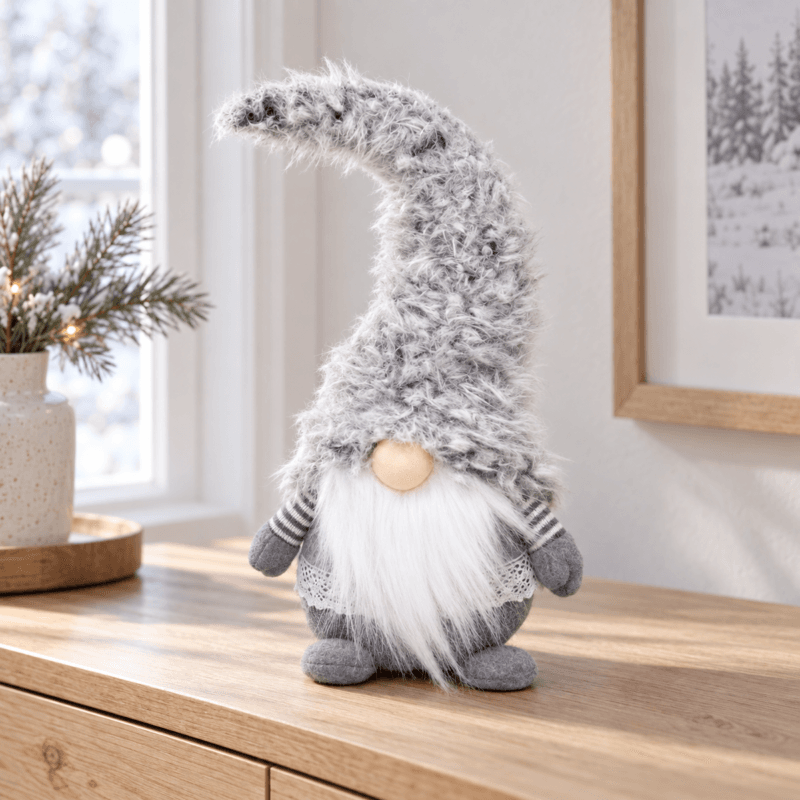 Gråvit textiltomte 34 cm på ljus träskänk i ombonad vintermiljö