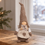 Textildocka 27 cm i varm julmiljö