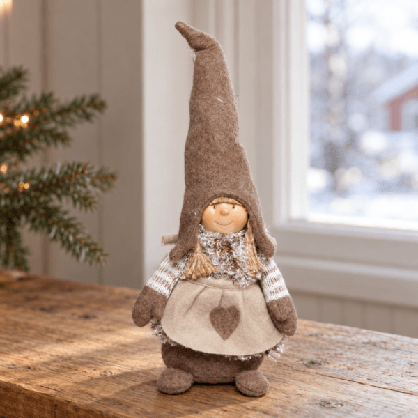 Textildocka 27 cm i varm julmiljö